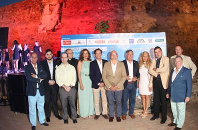 Imagen secundaria 1 - Lola Romero, Mercedes Moreno, Lucía T., Marisa Ruiz y Margarita V.. Organizadores de la velada posan en una foto de familia. Grupo Gospel-It