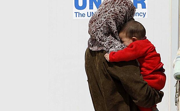 Una mujer siria, con su bebé en un campo de refugiados. 