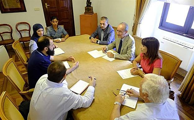 Imagen principal - Málaga, convertida en ‘ciudad refugio’ .En septiembre de 2015 los grupos municipales acordaron que Málaga se sumara a la red de ‘ciudades refugio’. En la imagen, el alcalde y los responsables municipales se reúnen con representantes de las tres organizaciones habilitadas para atender a los refugiados. Más plazas gracias a los pisos de Cáritas.La cesión de Cáritas de 13 apartamentos de su propiedad para la acogida de refugiados representó, en plena crisis humanitaria, un importante balón de oxígeno en la ciudad. En la imagen, firma del acuerdo con CEAR. El clamor en la calle.Málaga no fue ajena a la ola de solidaridad que generó el drama de los refugiados. La capital y varios puntos de la provincia celebraron concentraciones como la de la fotografía para exigir medidas a las instituciones. Hoy, sin embargo, queda poco de ese clamor social.