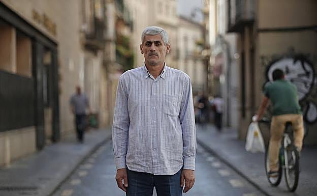 Marwan Abdulhamid, que llegó en abril con su mujer y sus seis hijos, posa en la calle Ollerías de la capital. 