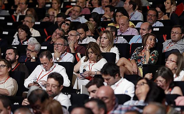 Díaz, sentada en la fila doce consulta su móvil durante la inauguración del Congreso Federal del PSOE. 
