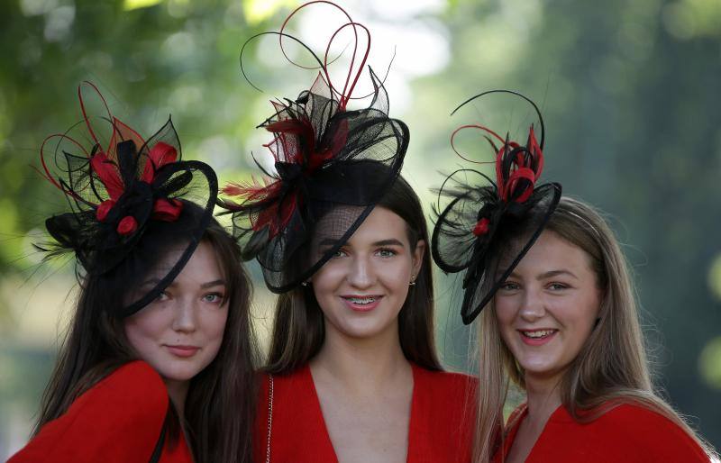 Originales sombreros, pamelas y tocados han vuelto a ser los protagonistas un año más de las carreras de caballos de Ascot, un evento que tampoco se perdieron la Reina Isabel de Inglaterra y Kate Middleton.
