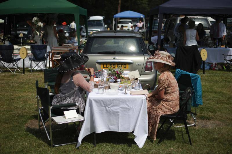 Originales sombreros, pamelas y tocados han vuelto a ser los protagonistas un año más de las carreras de caballos de Ascot, un evento que tampoco se perdieron la Reina Isabel de Inglaterra y Kate Middleton.