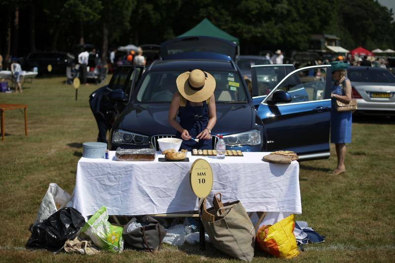 Originales sombreros, pamelas y tocados han vuelto a ser los protagonistas un año más de las carreras de caballos de Ascot, un evento que tampoco se perdieron la Reina Isabel de Inglaterra y Kate Middleton.