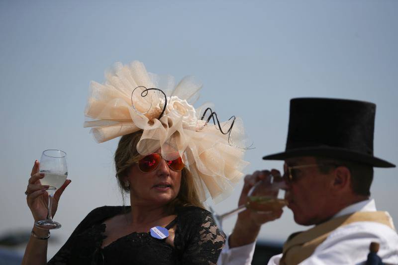 Originales sombreros, pamelas y tocados han vuelto a ser los protagonistas un año más de las carreras de caballos de Ascot, un evento que tampoco se perdieron la Reina Isabel de Inglaterra y Kate Middleton.