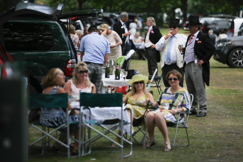 Originales sombreros, pamelas y tocados han vuelto a ser los protagonistas un año más de las carreras de caballos de Ascot, un evento que tampoco se perdieron la Reina Isabel de Inglaterra y Kate Middleton.
