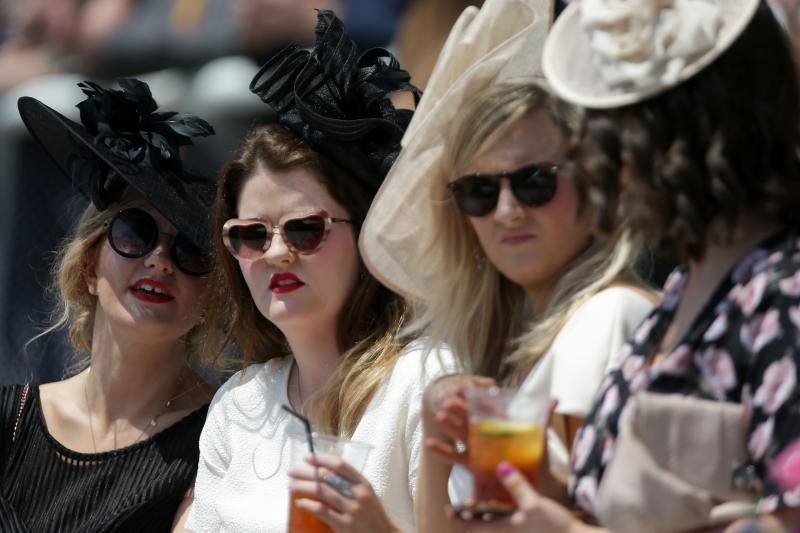 Originales sombreros, pamelas y tocados han vuelto a ser los protagonistas un año más de las carreras de caballos de Ascot, un evento que tampoco se perdieron la Reina Isabel de Inglaterra y Kate Middleton.