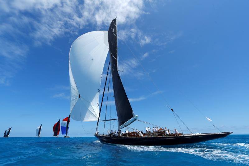 El espectáculo de la 35ª Copa América ya está en marcha en Hamilton (Bermudas). Los participantes compiten por conseguir el primer puesto en la competición más antigua de la historia del deporte.