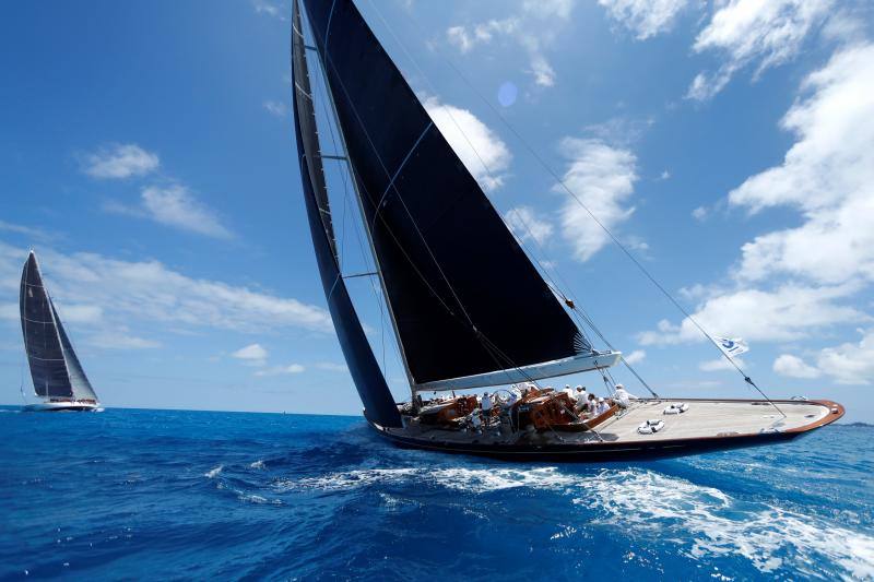 El espectáculo de la 35ª Copa América ya está en marcha en Hamilton (Bermudas). Los participantes compiten por conseguir el primer puesto en la competición más antigua de la historia del deporte.