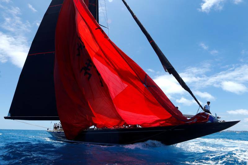 El espectáculo de la 35ª Copa América ya está en marcha en Hamilton (Bermudas). Los participantes compiten por conseguir el primer puesto en la competición más antigua de la historia del deporte.