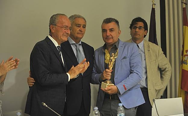 Manuel Vilas recibe el galardón de manos de De la Torre, Pedraza y Muñoz Zayas.