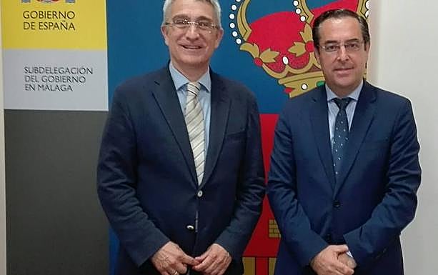 El subdelegado del Gobierno y el jefe de Costas, esta mañana durante la presentación de los resultados del plan de playas