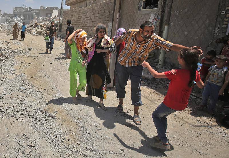 Ciudadanos iraquíes esperan para recibir comida