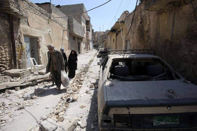 Ciudadanos iraquíes esperan para recibir comida