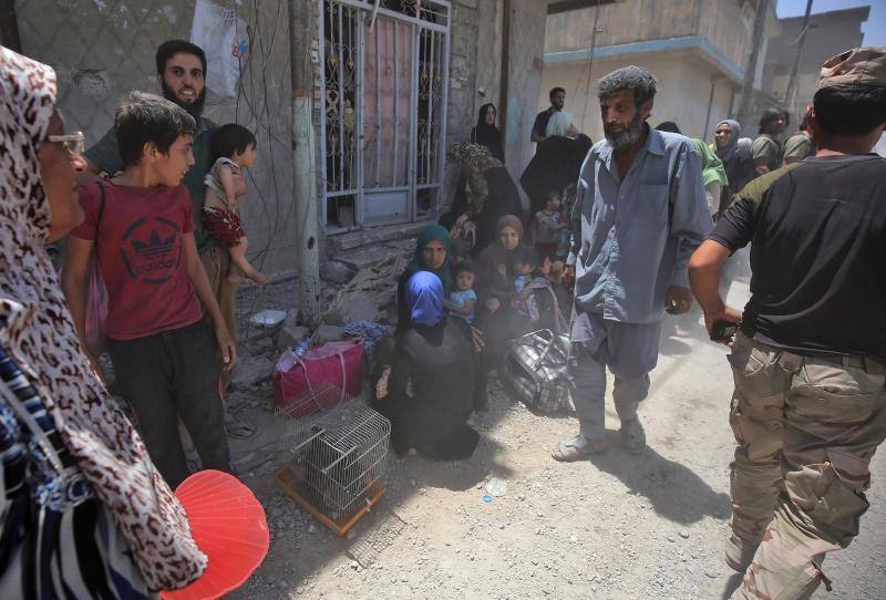 Ciudadanos iraquíes esperan para recibir comida