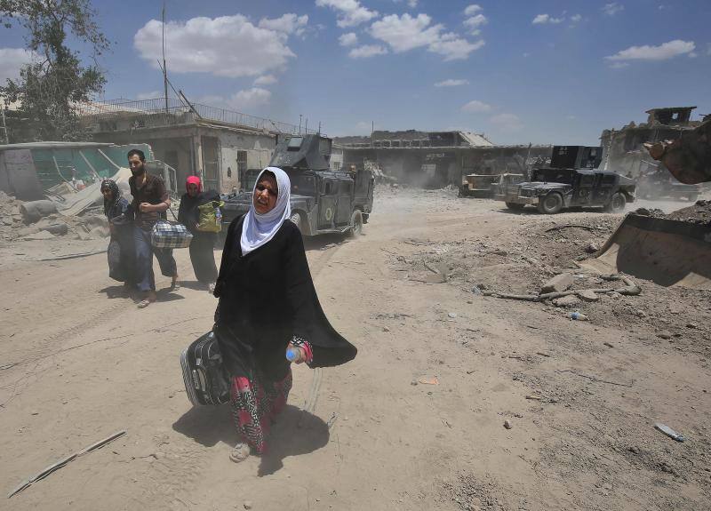 Ciudadanos iraquíes esperan para recibir comida