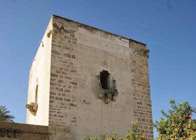 Imagen secundaria 1 - En la imagen superior, La Cañeta de Málaga, que actuará mañana. En las otras fotos, otros puntos de la ciudad.