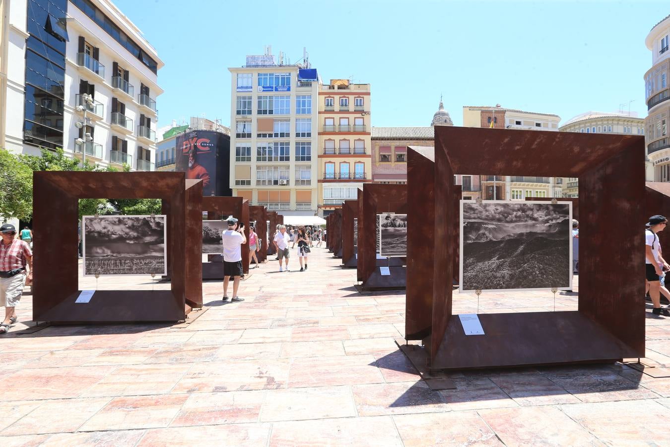 La plaza de la Constitución acoge las fotografías del autor brasileño de la mano de la Obra Social La Caixa