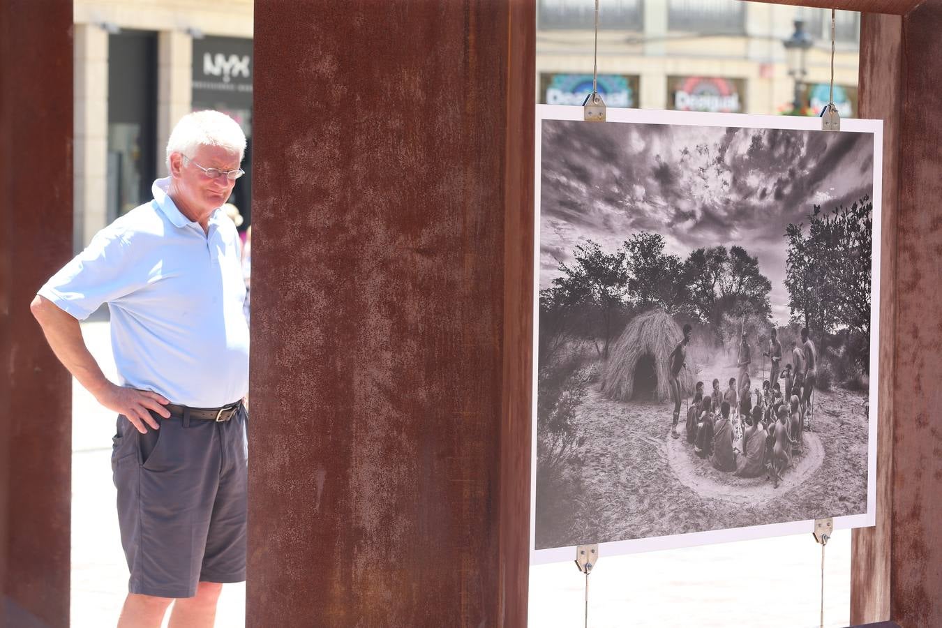 La plaza de la Constitución acoge las fotografías del autor brasileño de la mano de la Obra Social La Caixa