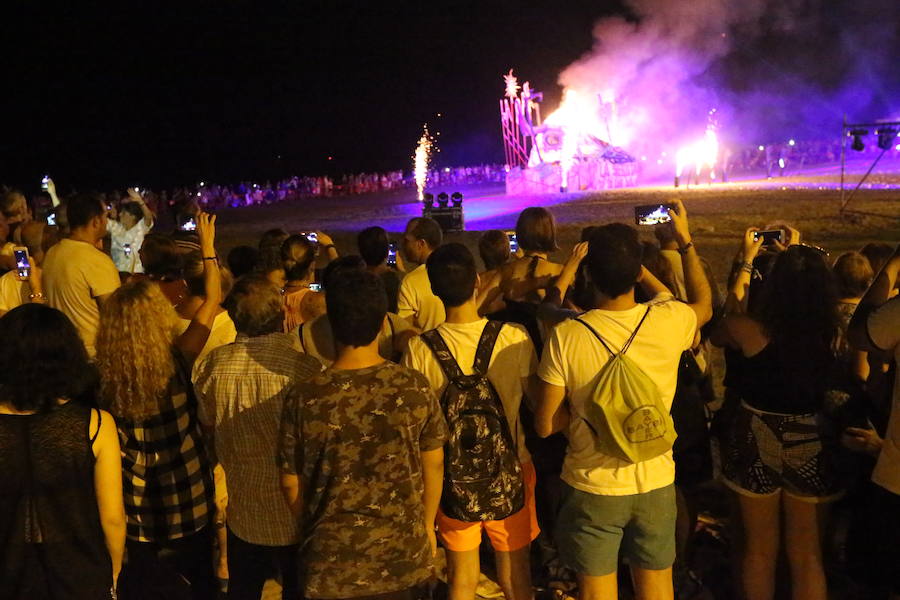 Las playas de Málaga viven la mágica noche de San Juan, donde las hogueras son las protagonistas de la velada.