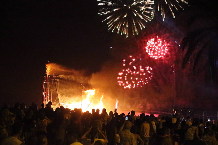 Las playas de Málaga viven la mágica noche de San Juan, donde las hogueras son las protagonistas de la velada.