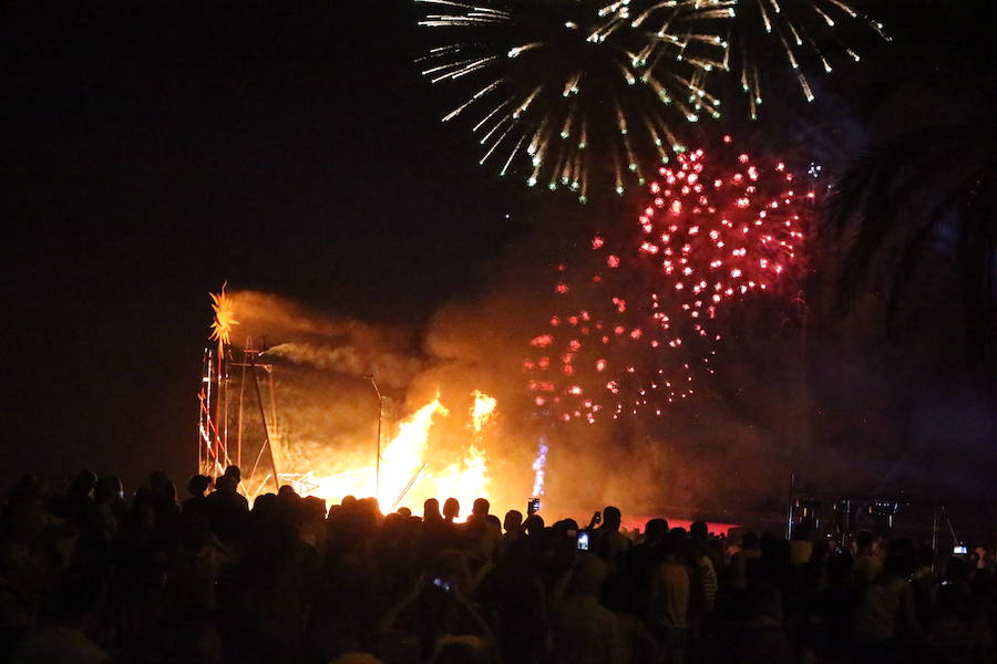 Las playas de Málaga viven la mágica noche de San Juan, donde las hogueras son las protagonistas de la velada.