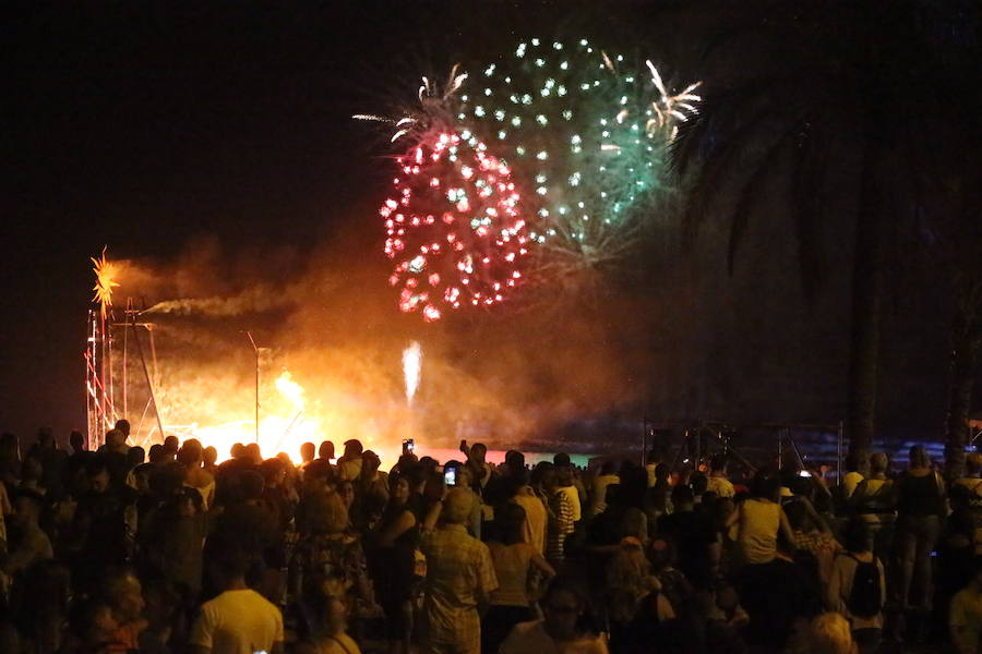 Las playas de Málaga viven la mágica noche de San Juan, donde las hogueras son las protagonistas de la velada.