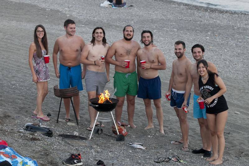 Las playas de Málaga viven la mágica noche de San Juan, donde las hogueras son las protagonistas de la velada.