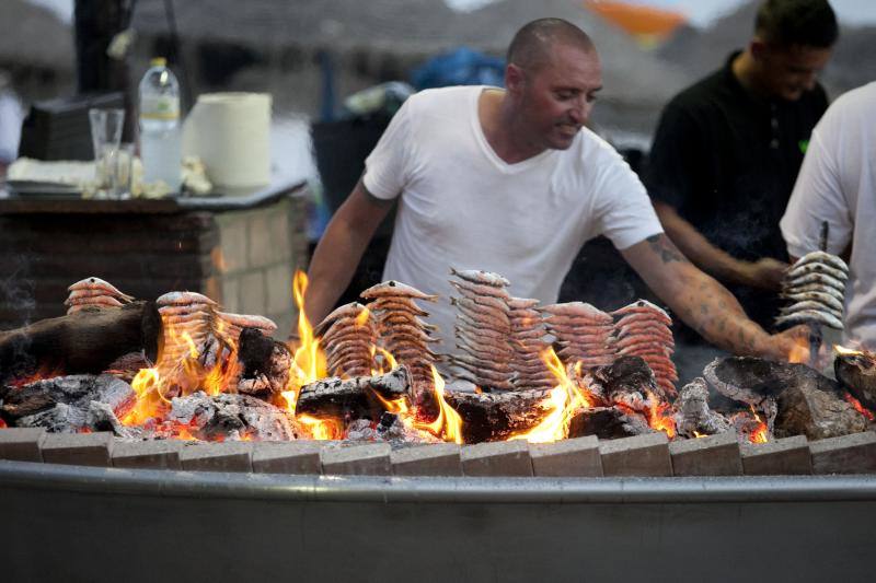 Las playas de Málaga viven la mágica noche de San Juan, donde las hogueras son las protagonistas de la velada.