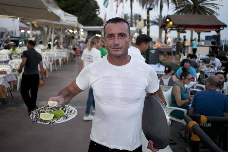 Las playas de Málaga viven la mágica noche de San Juan, donde las hogueras son las protagonistas de la velada.