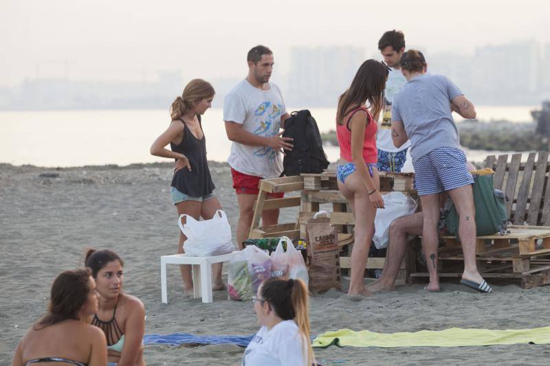 Las playas de Málaga viven la mágica noche de San Juan, donde las hogueras son las protagonistas de la velada.