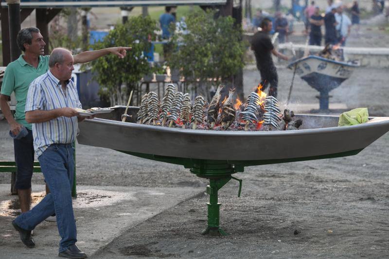 Las playas de Málaga viven la mágica noche de San Juan, donde las hogueras son las protagonistas de la velada.