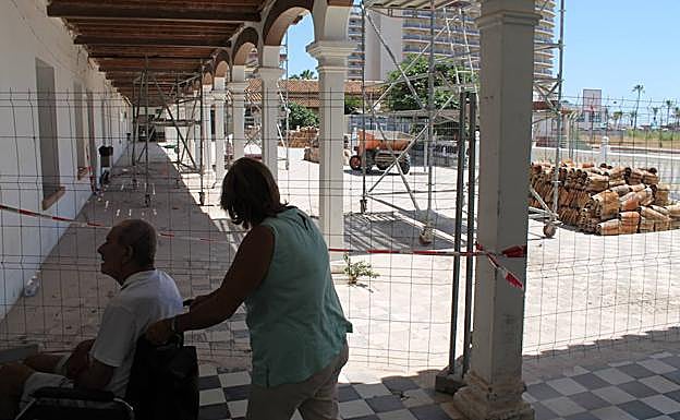 Las obras levantan continuas cortinas de polvo. 