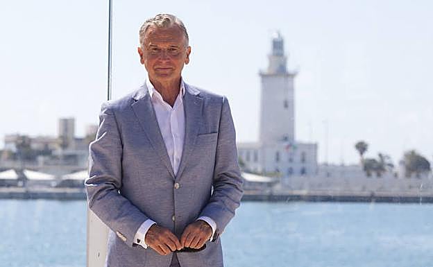 El presidente de la Autoridad Portuaria, Paulino Plata, en el Palmeral con la Farola de fondo.