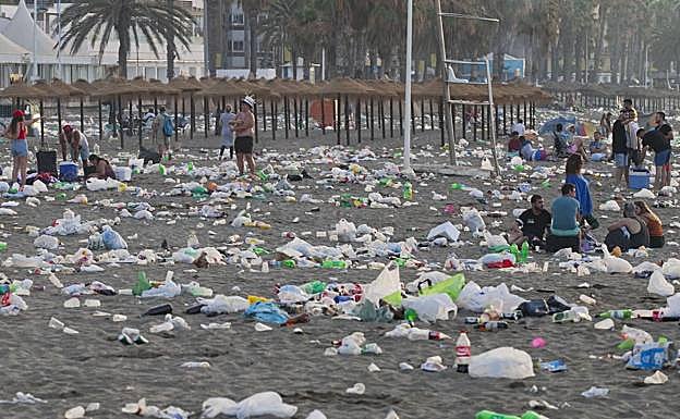La suciedad se amontonaba en las playas de la capital poco después de la celebración y antes de la actuación de Limpieza.