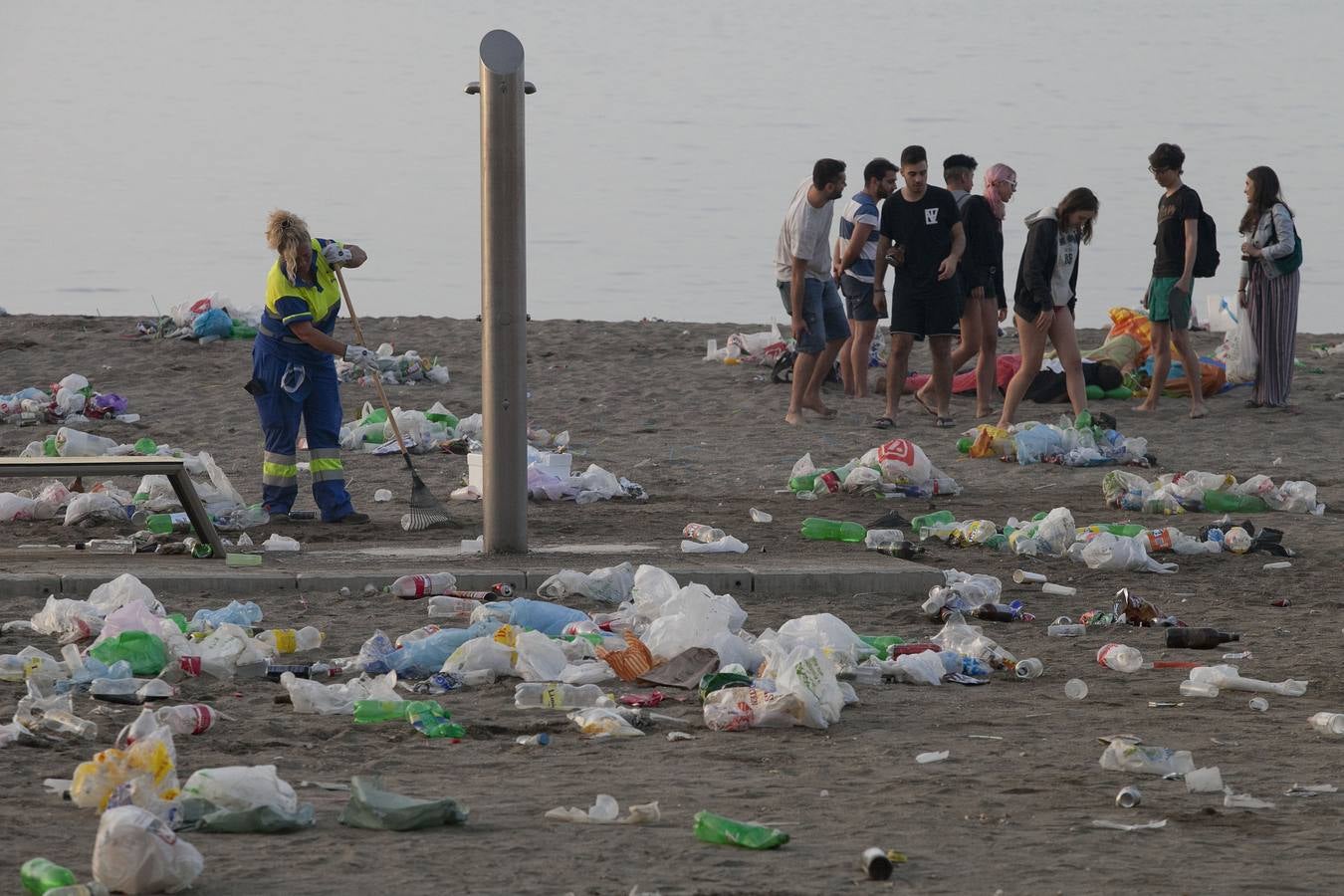 Así amanecen las playas de Málaga después de la celebración de San Juan