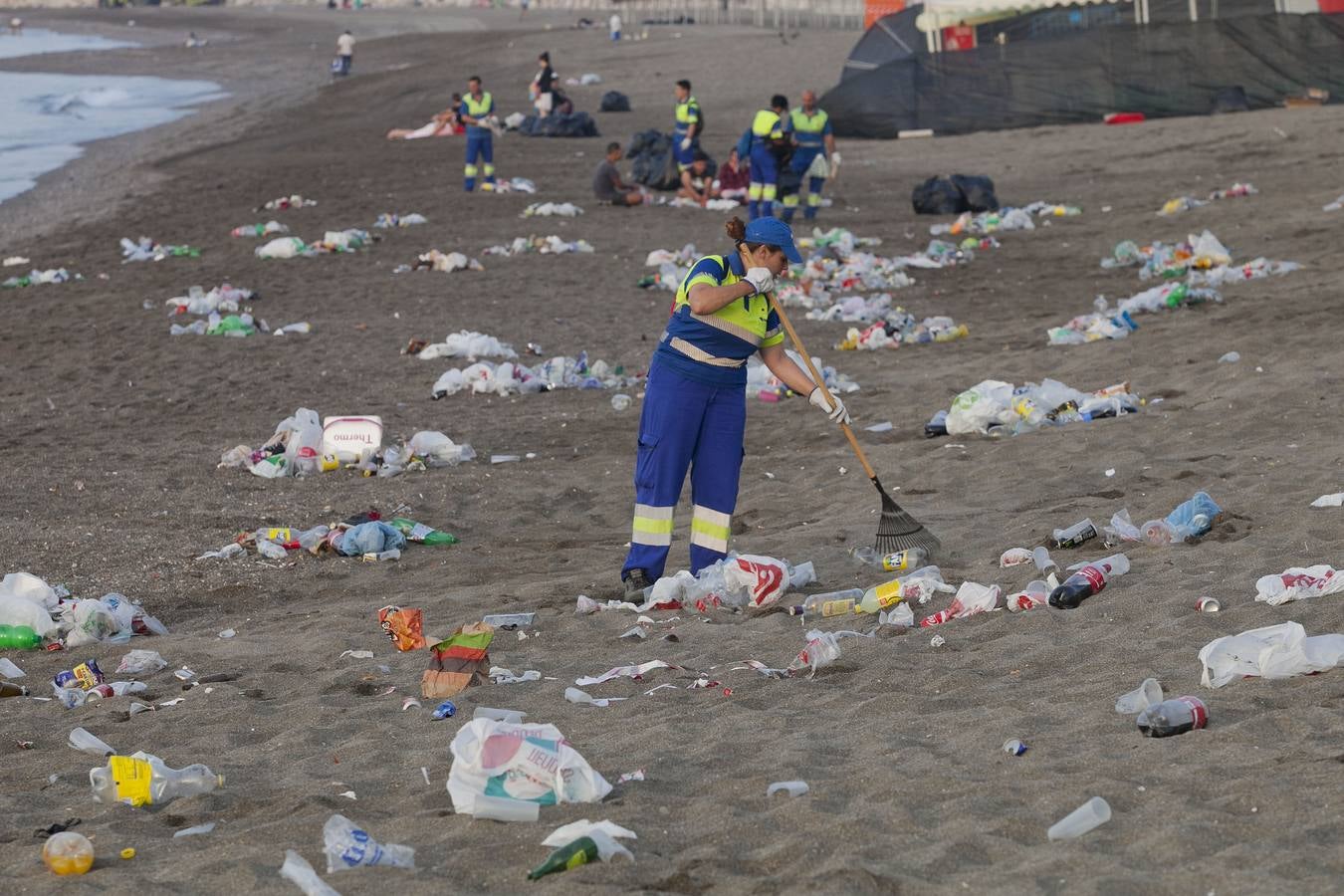 Así amanecen las playas de Málaga después de la celebración de San Juan