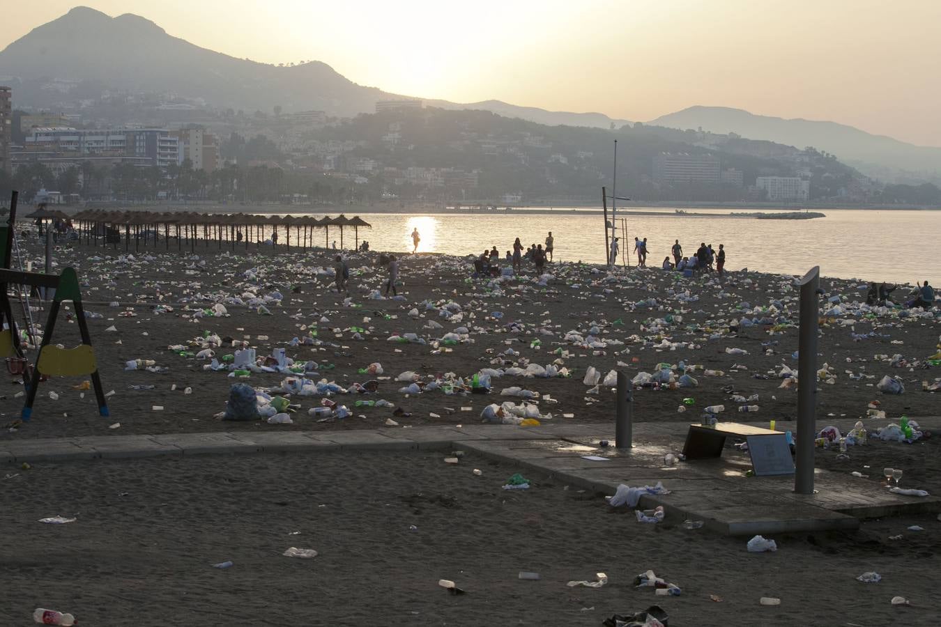 Así amanecen las playas de Málaga después de la celebración de San Juan