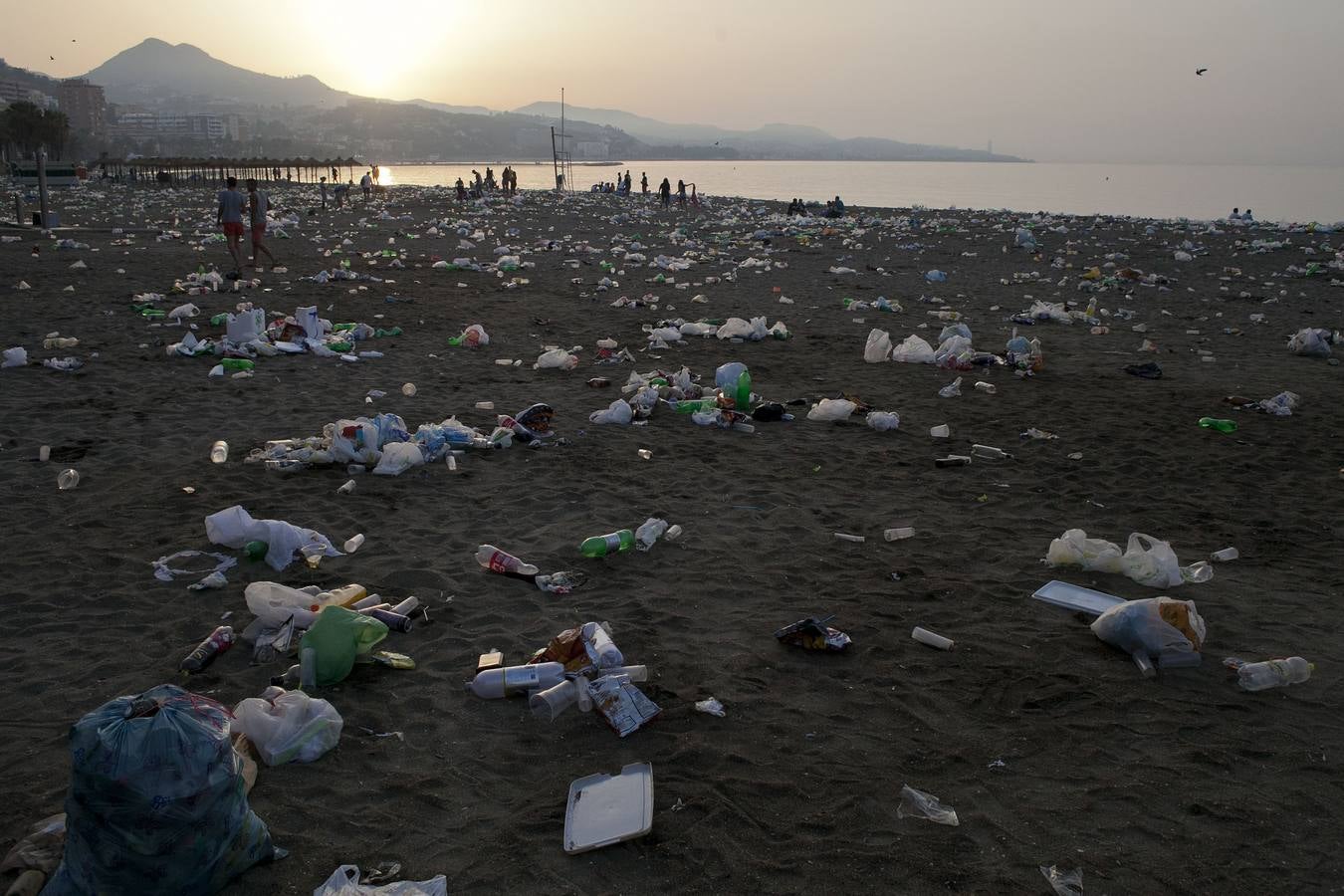 Así amanecen las playas de Málaga después de la celebración de San Juan
