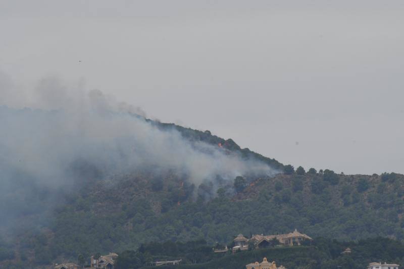 Tres helicópteros y medio centenar de bomberos luchan contra el incendioregistrado este domingo al norte de La Zagaleta.