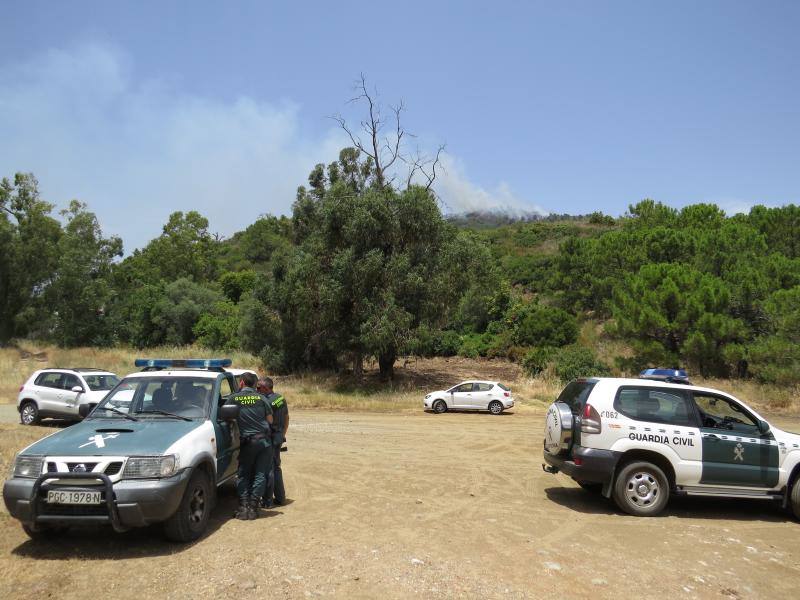Tres helicópteros y medio centenar de bomberos luchan contra el incendioregistrado este domingo al norte de La Zagaleta.
