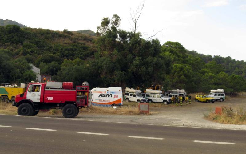 Tres helicópteros y medio centenar de bomberos luchan contra el incendioregistrado este domingo al norte de La Zagaleta.