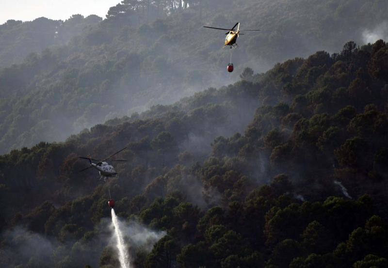 Tres helicópteros y medio centenar de bomberos luchan contra el incendioregistrado este domingo al norte de La Zagaleta.