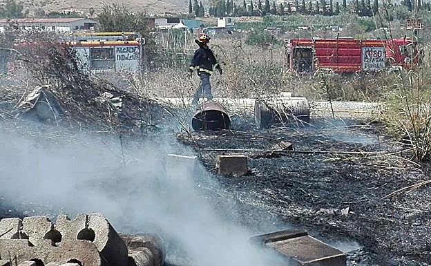 Bomberos en la zona afectada en Campanillas.