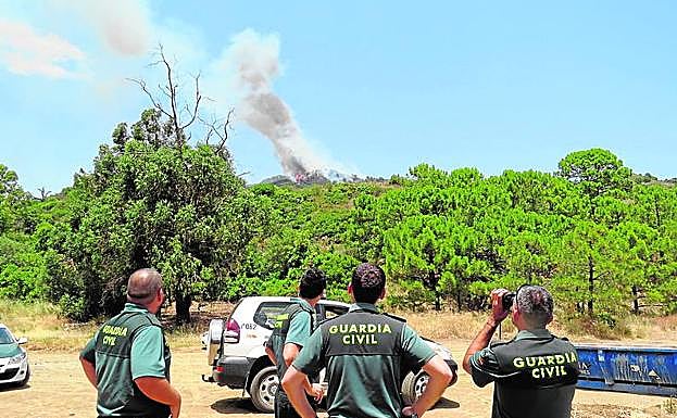 Imagen principal - Arriba, el dispositivo de vigilancia. Abajo, a la izquierda, el incendio se declaró frente a la urbanización La Zagaleta. A la derecha, hasta seis medios aéreos intervinieron en la zona. 