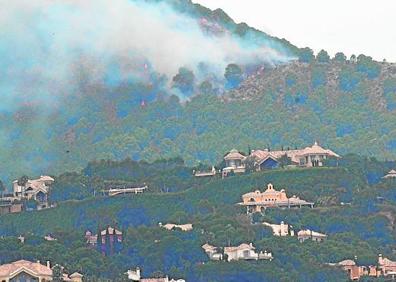 Imagen secundaria 1 - Arriba, el dispositivo de vigilancia. Abajo, a la izquierda, el incendio se declaró frente a la urbanización La Zagaleta. A la derecha, hasta seis medios aéreos intervinieron en la zona. 