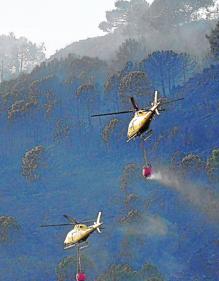 Imagen secundaria 2 - Arriba, el dispositivo de vigilancia. Abajo, a la izquierda, el incendio se declaró frente a la urbanización La Zagaleta. A la derecha, hasta seis medios aéreos intervinieron en la zona. 
