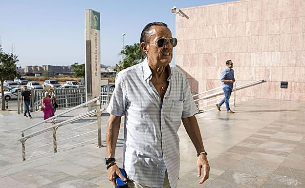 Julián Muñoz, a su llegada hoy a los juzgados de Málaga. 