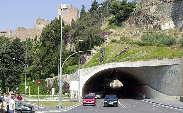 El túnel bajo la Alcazaba visto desde el paseo del Parque.