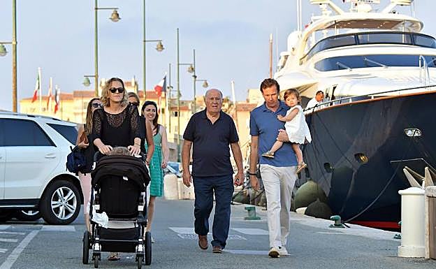 Amancio Ortega pasea con su hija Marta y otros familiares por la dársena de Saint Tropez, en verano del año pasado. 